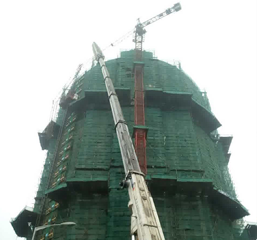 盐湖吊车在工地上作业